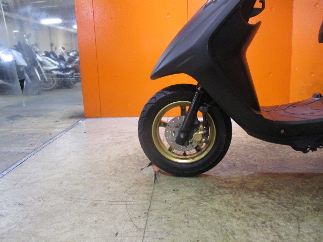 ホイールもこの通り状態グッド！！純正のゴールドホイールにディスクブレーキは流石スポーツタイプ！！